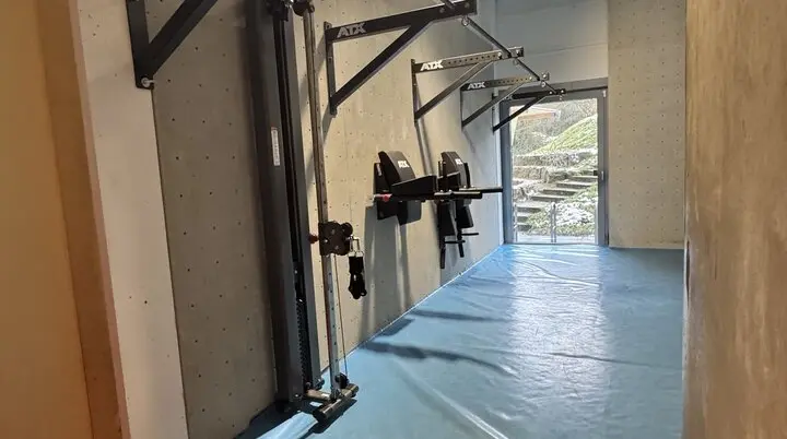 Redaktionelles Bild welches über die Erweiterung des Trainingsbereichs durch Klimmzugstangen informieren soll. | © Manuel Dahmen