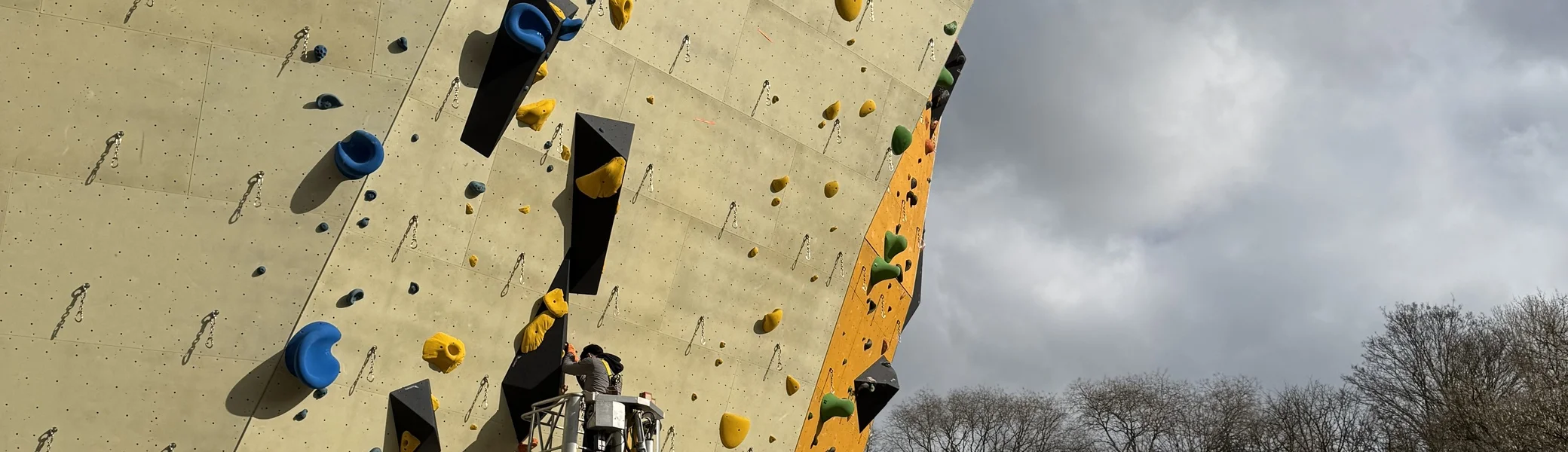 Redaktionelles Bild welches zeigt, dass im Außenbereich bereits im Frühjahr 2025 geschraubt wurde | © Manuel Dahmen