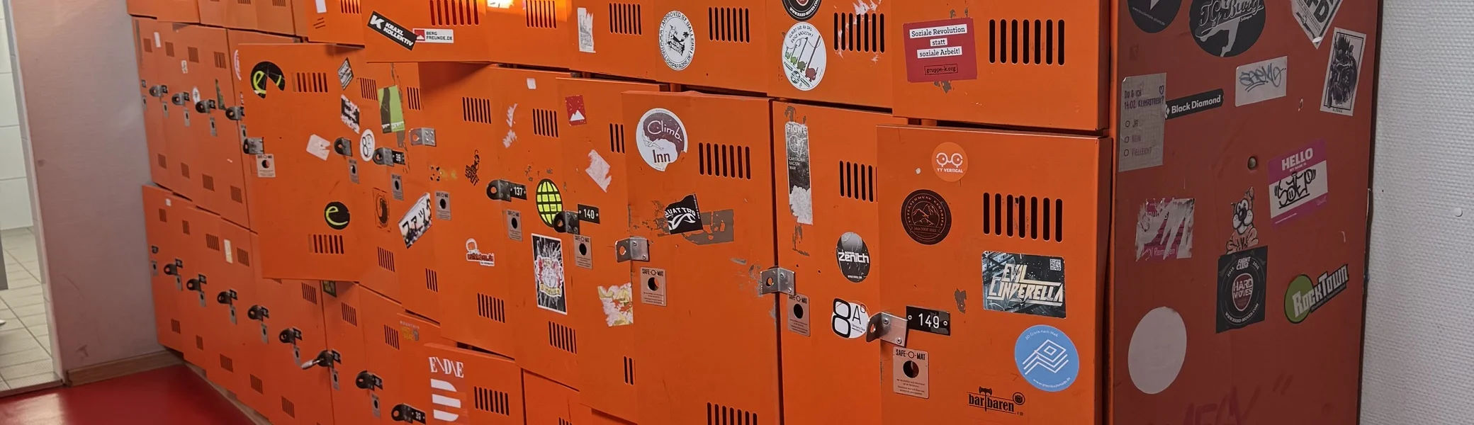 Redaktionelles Bild welches die alten Spinde in den Umkleiden der Kletterhalle zeigt | © Manuel Dahmen