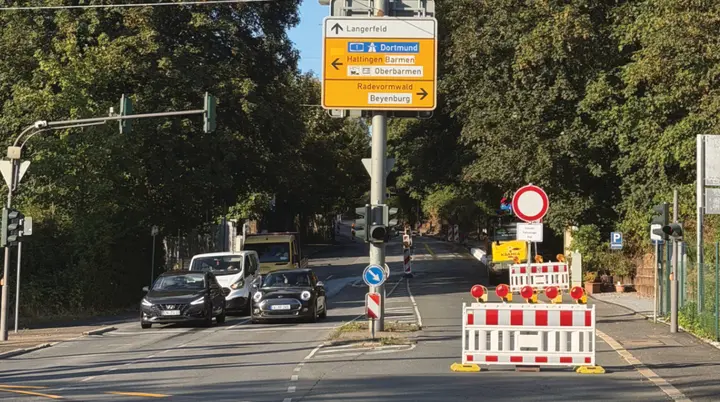 Auf dem Bild sieht man die Baustelle vor den Wupperwänden. Hierbei steht die Straßensperrung der Badischen Straße Richtung Langerfeld im Vordergrund | © Manuel Dahmen