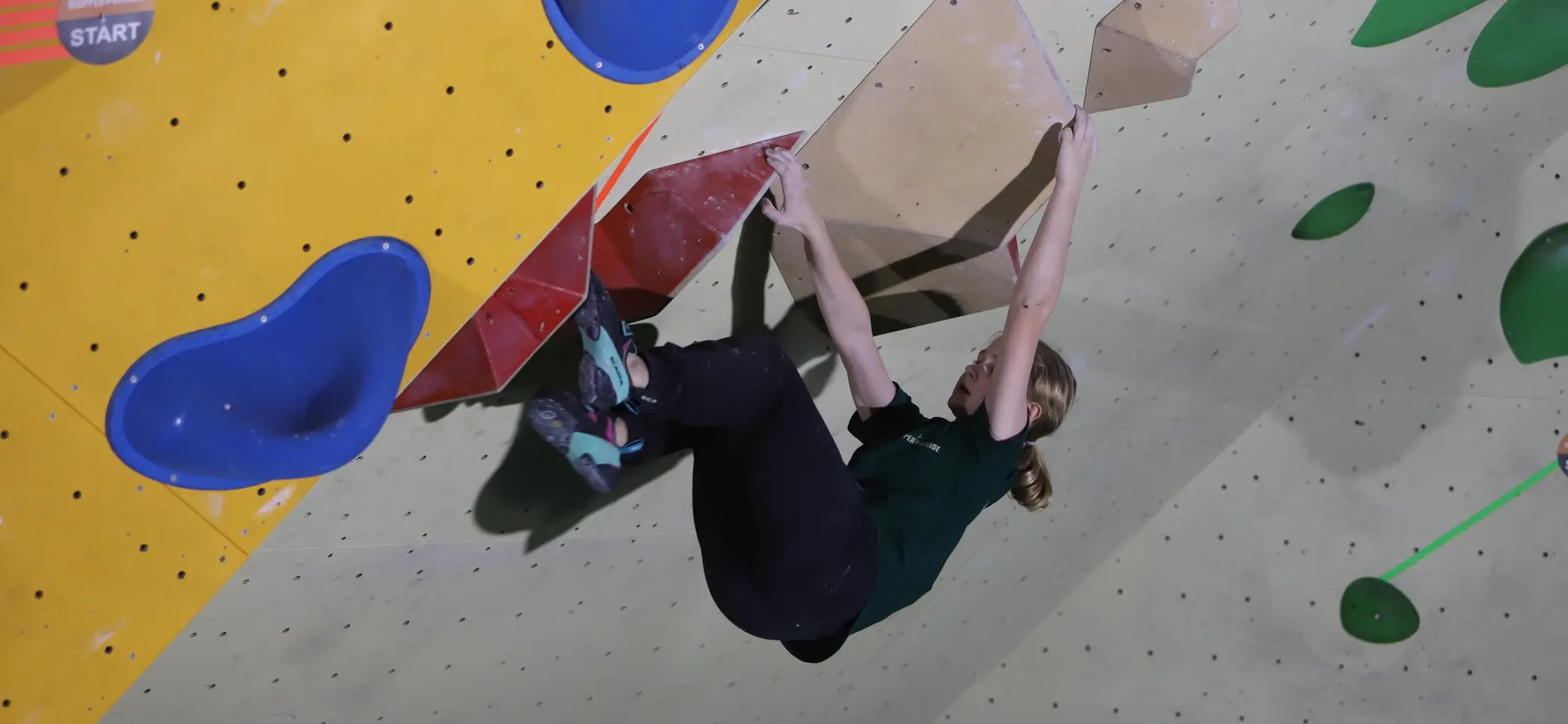 Bild einer jungen Kletterin am Outdoor-Boulderblock der Wupperwände | © Manuel Dahmen/Emilia F.