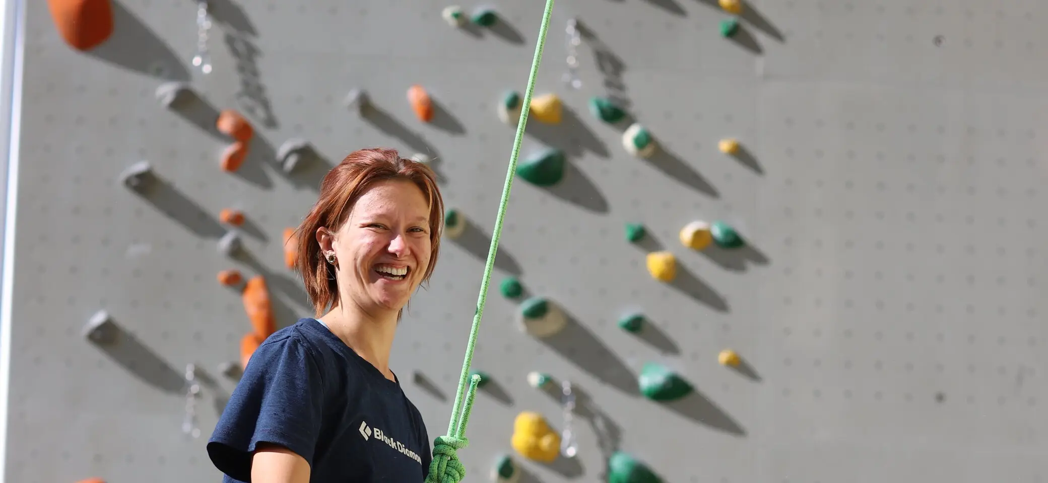 Bild einer Person welche beim klettern abgelassen wird. | © Manuel Dahmen/Hannah Hembach