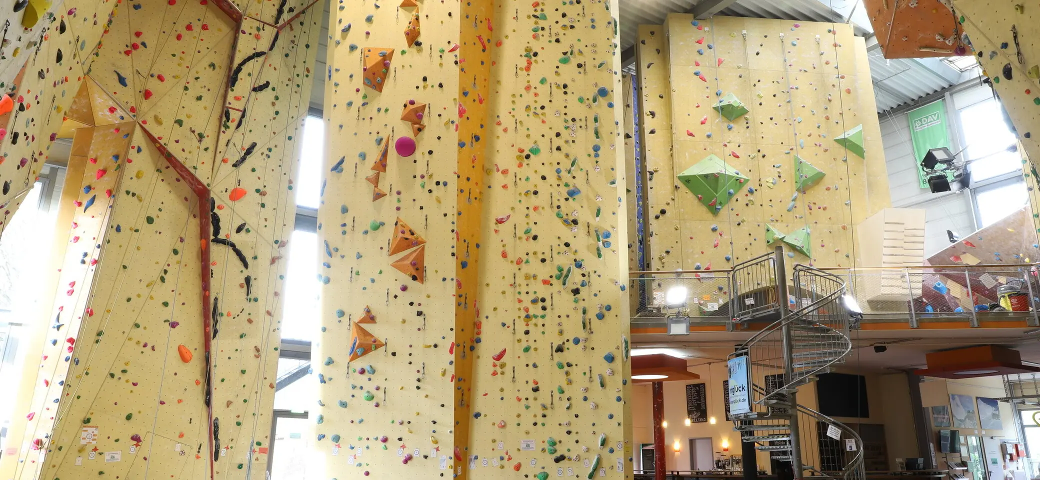 Bild der leeren Kletterhalle aus der Perspektive des Überhangs | © Manuel Dahmen